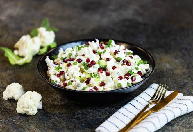 Blomkålsalat med vårløk og granateple