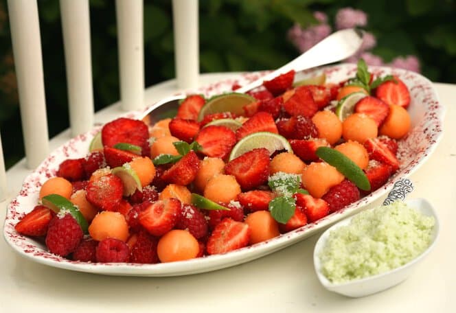 Jordbær- og melonsalat med limesukker