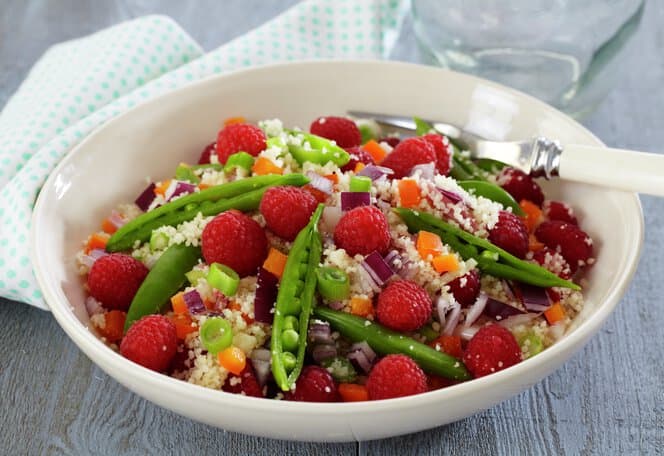 Bringebærsalat med sukkererter og couscous