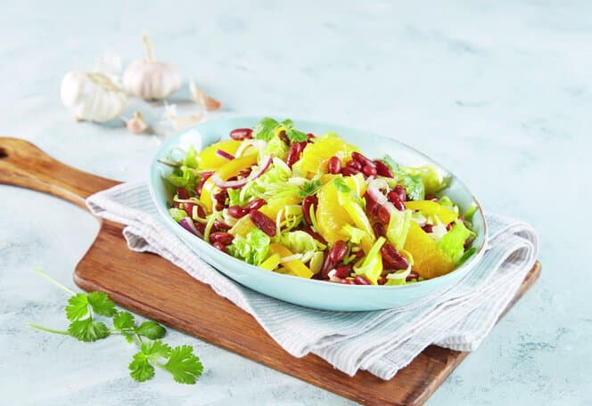 Bønnesalat med appelsin og rødløk