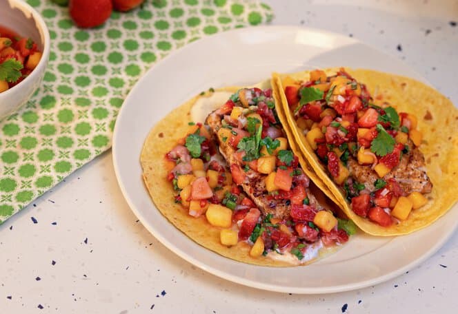 Jordbærsalsa med vårløk og mango