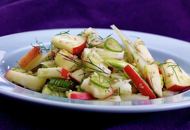 Eple- og fennikelsalat med sesamfrø