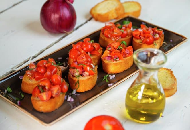 Klassisk bruschetta med rødløk