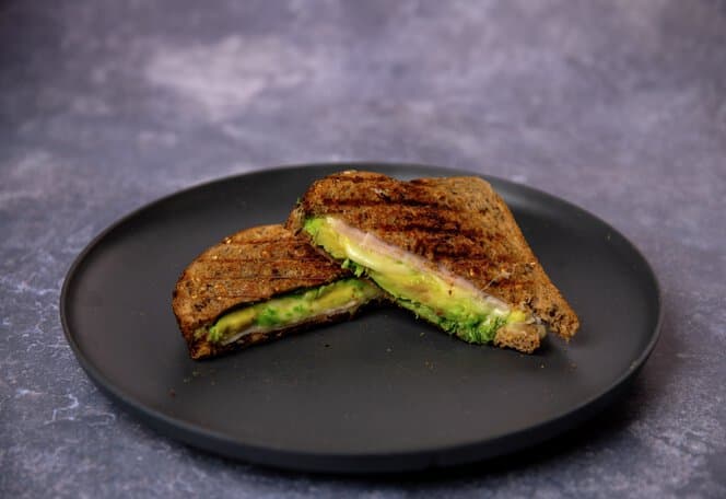 Ostesmørbrød med avokado og spinat