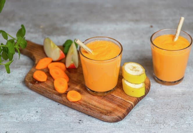 Smoothie med gulrot, eple og banan
