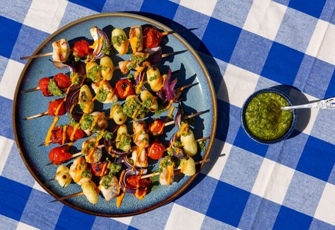 Grillspyd med gnocchi, kylling og pesto