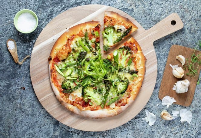Pizza med brokkoli og asparges