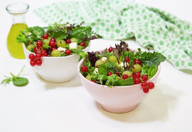 Sommersalat med stikkelsbær