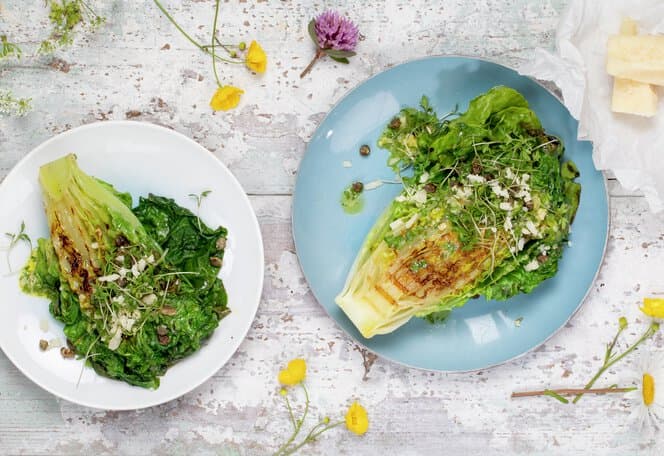 Grillet hjertesalat med ristede kapers