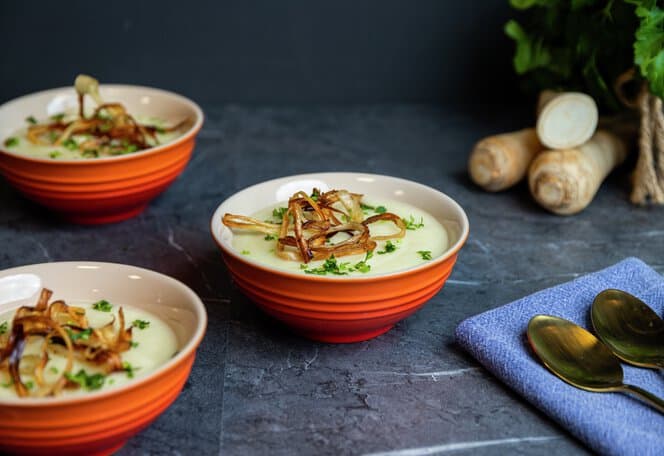 Persillerotsuppe med sprøstekte persillerotstrimler
