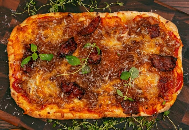 Pinsa med karamellisert løk