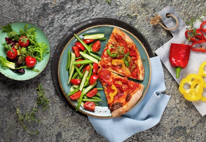 Pizza med paprika og pepperoni