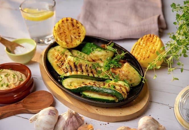 Grillet squash med sitron og hummus