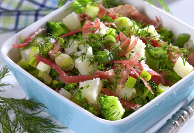 Salat med poteter, brokkoli og dill