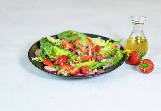Jordbærsalat med vårløk og reddiker