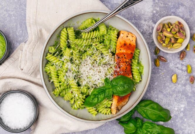 Pasta med grønnkålpesto og laks
