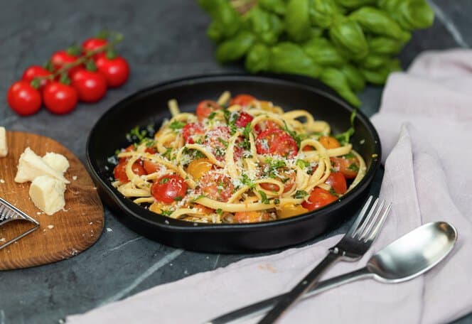 Spagetti med småtomater og urter