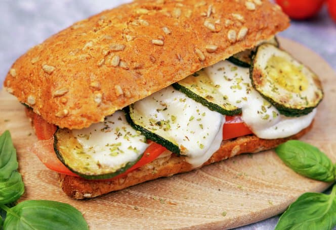 Toast med tomat, squash og mozzarella