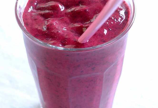 Solbærsmoothie med yoghurt og banan