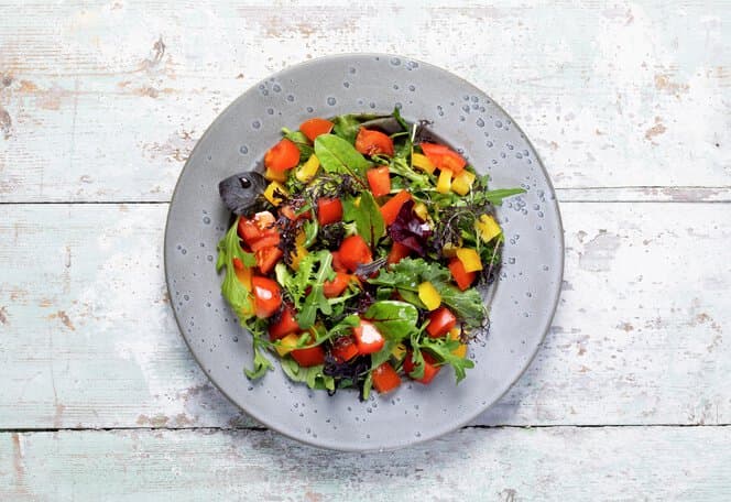Blandet salat med tomat