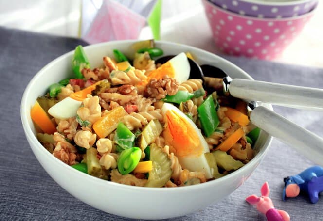 Grønnsaksalat med valnøtter og egg