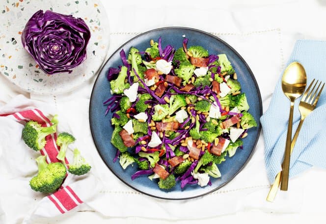 Brokkolisalat med feta og bacon