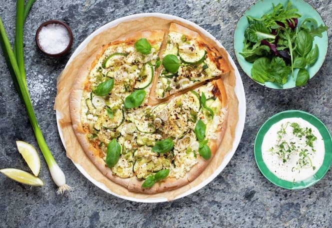 Hvit pizza med squash, vårløk og sitron