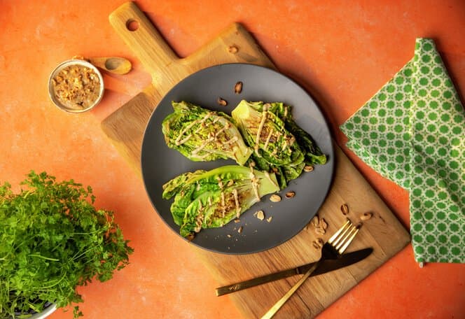 Grillet hjertesalat med peanøttsaus
