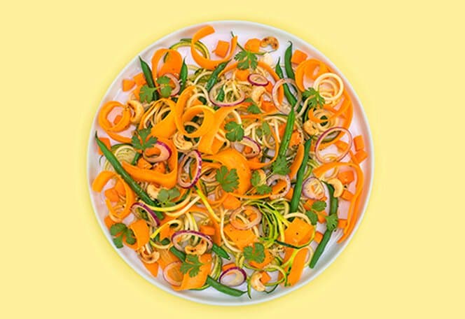 Middagssalat med gulrøtter, bønner og pepperrotdressing