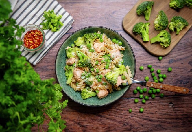Kremet grønnsakspasta med laks
