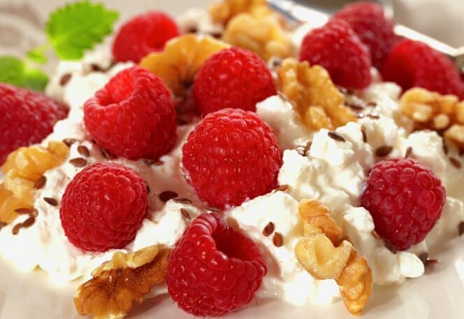 Frokostsalat med bringebær og cottage cheese