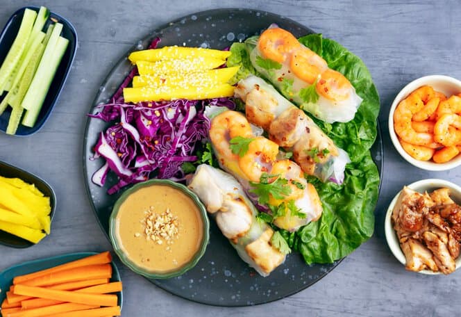 Sommerruller med peanøttsaus