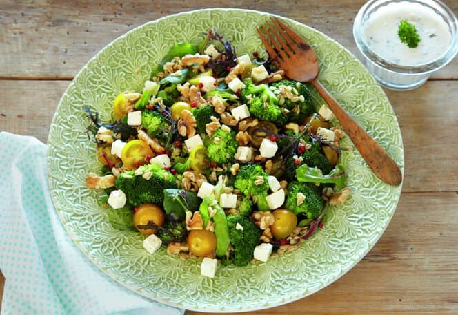 Lun brokkolisalat med fetaost