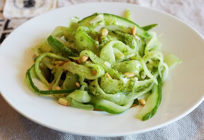 Agurkbånd med pesto