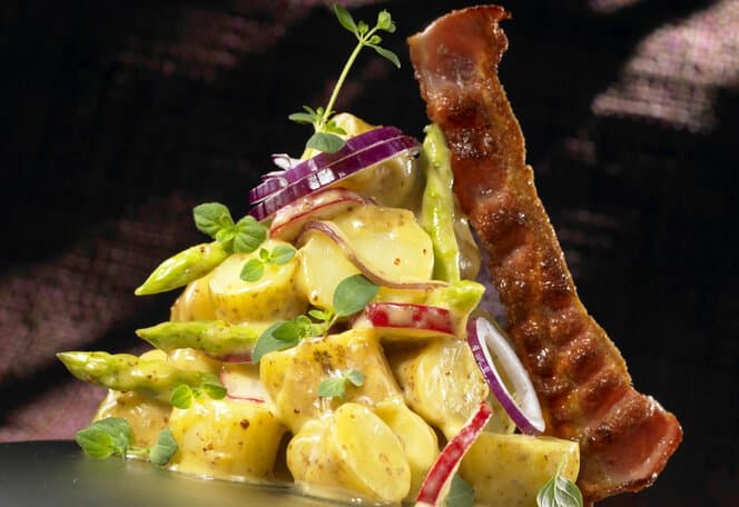 Potetsalat med sennep, reddiker og bacon
