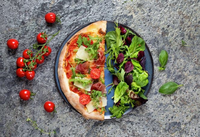 Pizza med ruccula, tomater og spekeskinke