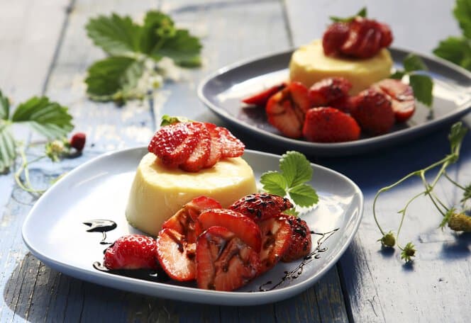 Jordbær med hvit sjokoladepudding