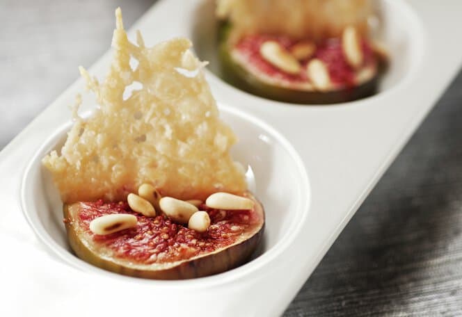 Bakt fiken med parmesan-chips og pinjekjerner