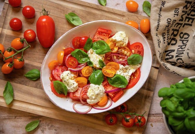 Enkel tomatsalat med fetakrem