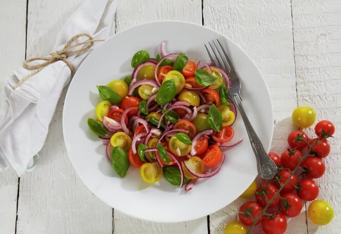 Tomatsalat med rødløk og basilikum