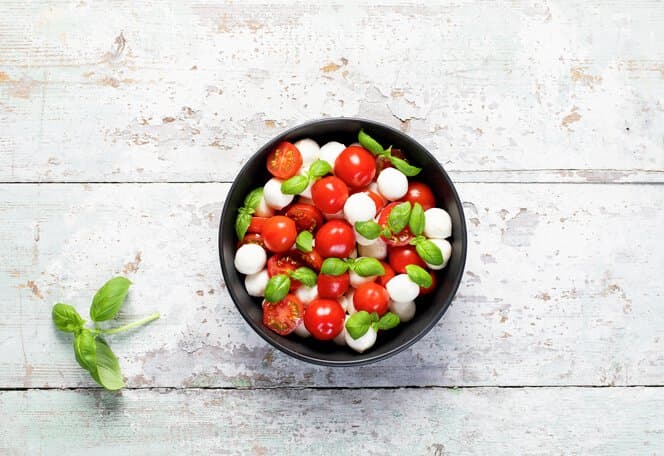 Salat caprese med mozzarellakuler