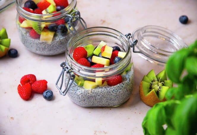 Chiapudding med epler og kiwi