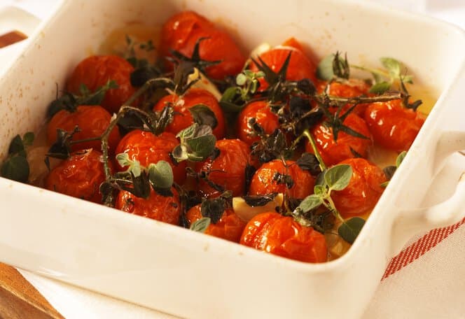 Ovnsbakte cherrytomater med urter