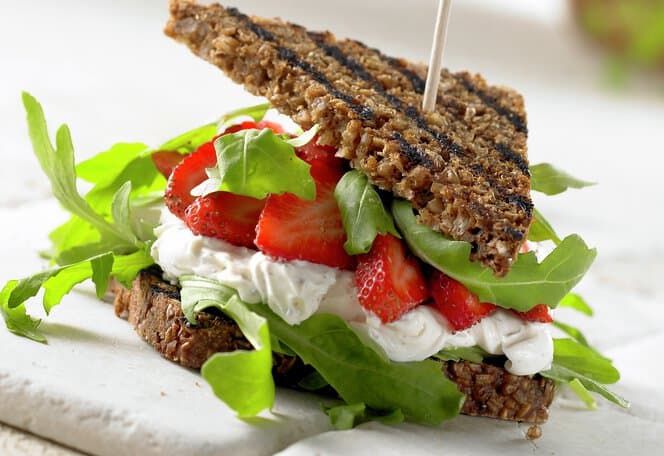 Sandwich med jordbær og ruccula