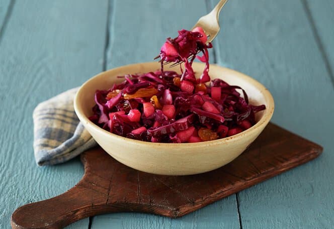 Rødkålsalat med rosiner og epler