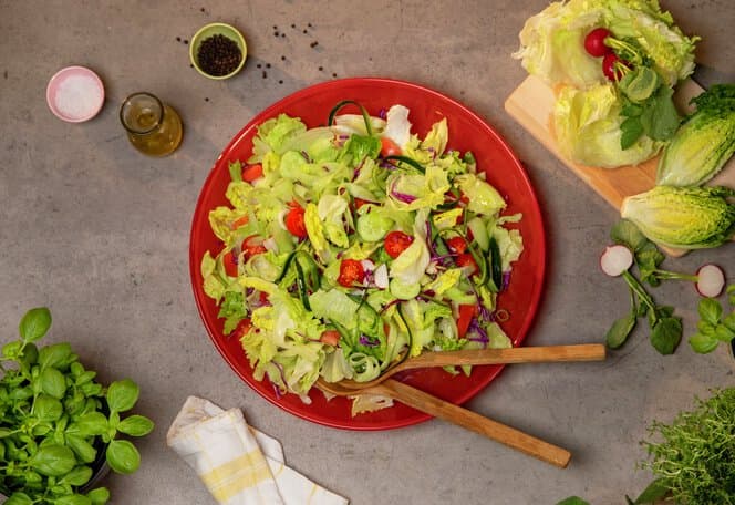 Isberg og hjertesalat med reddiker og tomater