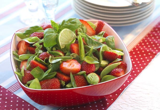 Jordbærsalat med sukkererter