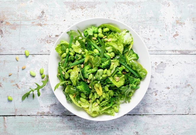 Grønn salat med brokkoli og bønner
