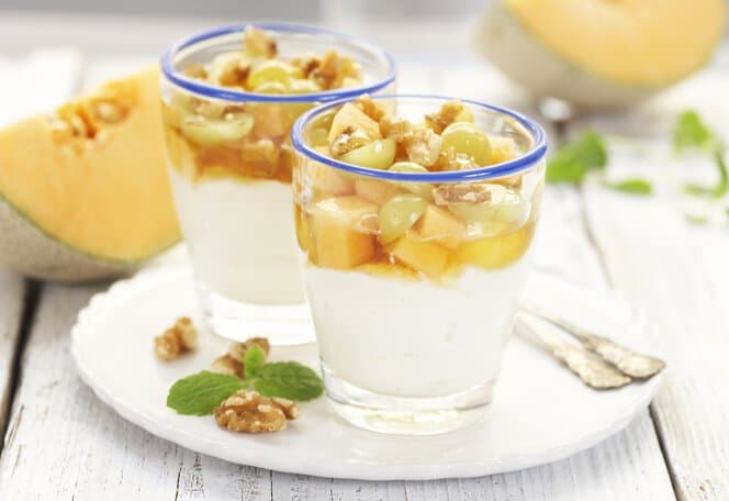 Yoghurt med frukt, honning og nøtter