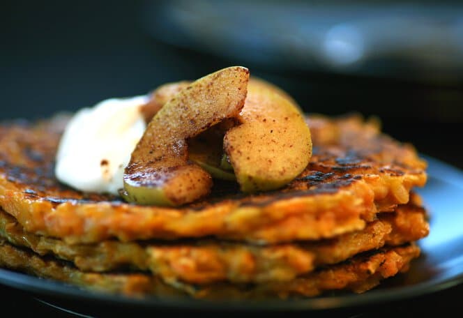 Søtpotetpannekaker med kanelkokte epler